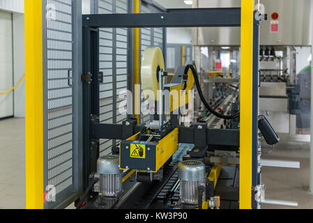 Machine de cerclage pour Industrail emballage, machine moderne pour la ligne de conditionnement en usine, de l'industrie et de la technologie du concept. Banque D'Images