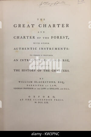 La première édition de la Grande Charte et Charte de la forêt de William Blackstone a été publiée en 1759. La page de titre de cet ouvrage est un document historique important lié au droit anglais et à l'histoire constitutionnelle. Banque D'Images