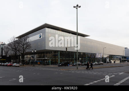 BMW Autohaus am Messedamm à Berlin est un showroom pour les voitures BMW, offrant un large choix de véhicules. Le showroom est connu pour son design moderne et ses produits automobiles haut de gamme. Banque D'Images