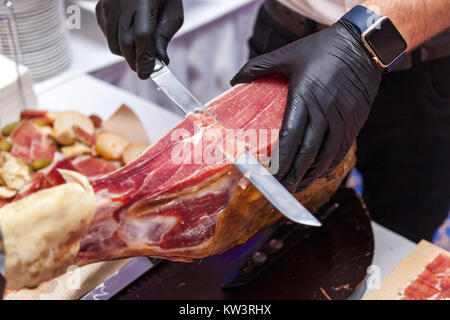 Se préparer pour le jamon Cook de trancher. Le chef prépare la viande jamon Banque D'Images