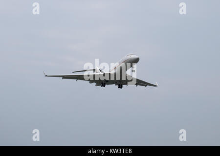 JGVJ M Bombardier Global Express en approche finale à l'Aéroport de Taipei Songshan 20150221b Banque D'Images