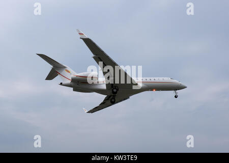 JGVJ M Bombardier Global Express en approche finale à l'Aéroport de Taipei Songshan 20150221c Banque D'Images