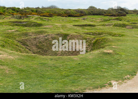 Bombardement de cratères à la pointe du hoc, un site historique en Normandie, en France, connu pour son importance lors des débarquements du jour J dans la IIe Guerre mondiale Banque D'Images