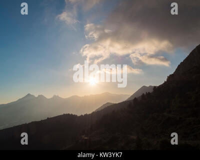 Coucher de soleil sur Aitana et Sierra de Bernia montagne près de Altea, Alicante, Espagne Banque D'Images