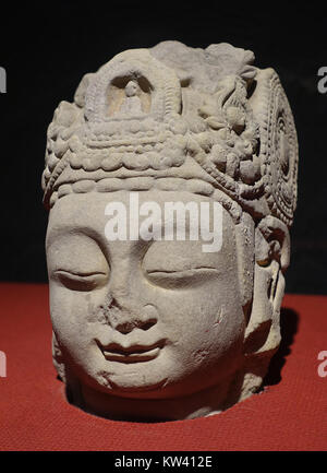Tête de Bodhisattva en grès de la dynastie Tang, découverte des ruines du temple de Kaiyuan à Mianyang, province du Sichuan, Chine. Cet artefact date de 618-907 après JC et est exposé au Musée provincial du Sichuan à Chengdu. Banque D'Images