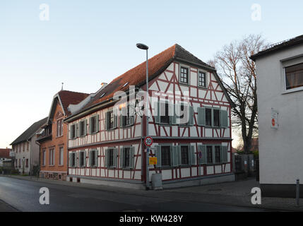 Steingasse 2 est une adresse résidentielle située à Bickenbach, une municipalité dans le district de Darmstadt-Dieburg, Hesse, Allemagne. Bickenbach est situé le long de la Vordere Bergstraße et offre un mélange d'architecture historique et moderne. Le village est connu pour sa proximité avec les attractions naturelles et son système de transports en commun bien desservi, y compris le main-Neckar-Bahn. Banque D'Images