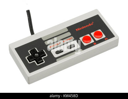 La manette Nintendo Entertainment System (NES), un élément clé de la révolution du jeu vidéo des années 1980. Cette manette fait partie de la console de jeu emblématique qui a contribué à définir le divertissement à domicile au début de l'ère du jeu vidéo. Banque D'Images