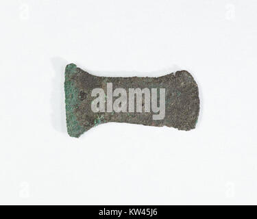 Une lame d'une hache modèle, faisant partie d'un dépôt de fondation et cataloguée sous MET LC 27 3 475 EGDP024596, conservée dans la collection du Metropolitan Museum of Art. L'article représente l'artisanat ancien et les techniques de fabrication d'outils. Banque D'Images