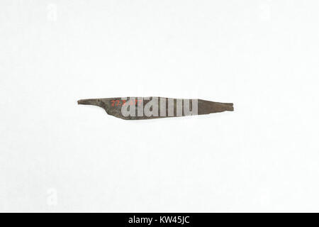 Une lame d'une scie modèle, trouvée dans un dépôt de fondation et datée des temps anciens. Cet artefact fait partie d'une collection présentant des outils utilisés dans l'artisanat et la construction. Banque D'Images