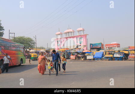 Les gens locaux visite de la rue du marché à Agra en Inde. Banque D'Images