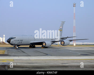 Le Boeing KC-135R Stratotanker, USAF, est un avion militaire de ravitaillement aérien. L'avion, numéroté 23556, joue un rôle crucial dans la mobilité aérienne et l'état de préparation opérationnelle de l'United States Air Force. Banque D'Images