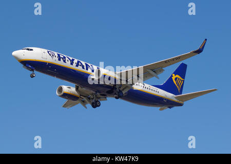 Un Boeing 737 exploité par Ryanair est capturé dans une image. L'avion, un modèle populaire pour les vols court et moyen-courriers, est connu pour son efficacité et son utilisation répandue dans les compagnies aériennes low-cost. Banque D'Images