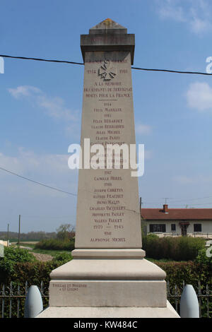 Le Monument morts Servignat est un mémorial situé à Servignat, en France. Il commémore les soldats tombés dans la région, reflétant le dévouement de la France à honorer ses victimes de guerre. Banque D'Images