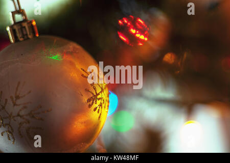 Vue rapprochée des pièces colorées de l'arbre de Noël avec des ornements et des lumières. Banque D'Images