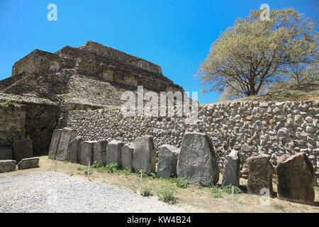 Ancient artefacts sur zapotèque Monte Alban, un grand site archéologique précolombien, Santa Cruz, Oaxaca Xoxocotlan Municipalité Stateб au Mexique. Appartient Banque D'Images