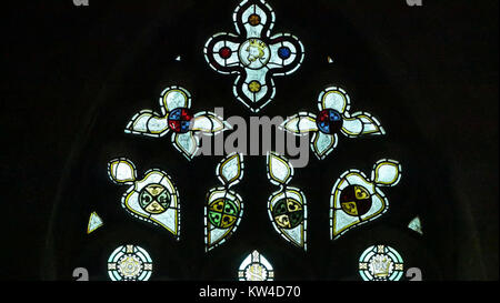 Cette image montre une fenêtre de l'église anglicane de Bolton Abbey, montrant son design détaillé de vitraux. La fenêtre fait partie du patrimoine architectural de l'église, un site important en Angleterre. Banque D'Images