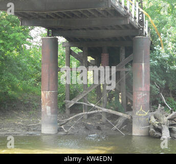 Le Big Sioux 281st Street Bridge, vu du côté est, est une structure importante dans le Dakota du Sud. L'image capture la face inférieure du pont, mettant en valeur ses caractéristiques d'ingénierie et de construction. Banque D'Images