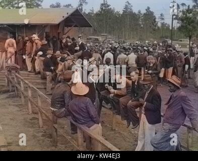 Les charpentiers et les travailleurs de la construction qui l'attendaient à la Florida State office de l'emploi en essayant de trouver des emplois sur Camp Blanding, Starke, Floride, 1940. Remarque : l'image a été colorisée numériquement à l'aide d'un processus moderne. Les couleurs peuvent ne pas être exacts à l'autre. Banque D'Images