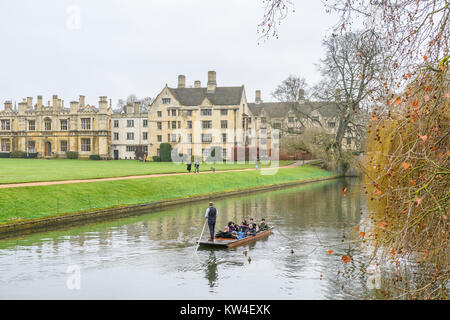 Les touristes dans un punt le long de la rivière Cam en face de l'arrière pelouse à King's College, Université de Cambridge, Angleterre. Banque D'Images