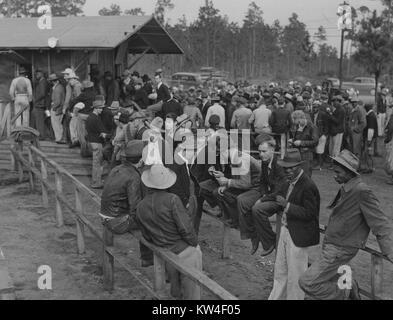 Les charpentiers et les travailleurs de la construction qui l'attendaient à la Florida State office de l'emploi en essayant de trouver des emplois sur Camp Blanding, Starke, Floride, 1940. Banque D'Images