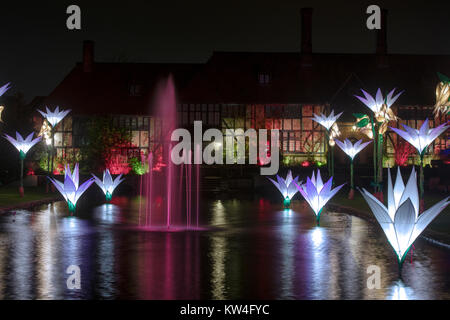 Lumières de Noël et décorations florales éclairé à l'extérieur du bâtiment des laboratoires. RHS Wisley Gardens, Surrey, Angleterre. Bougies de Noël 2017 Festival Banque D'Images