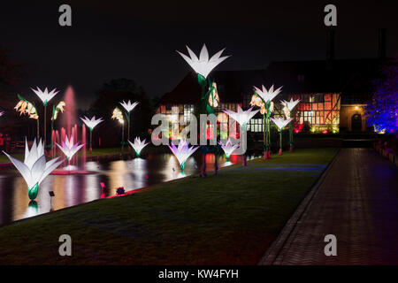 Lumières de Noël et décorations florales éclairé à l'extérieur du bâtiment des laboratoires. RHS Wisley Gardens, Surrey, Angleterre. Bougies de Noël 2017 Festival Banque D'Images