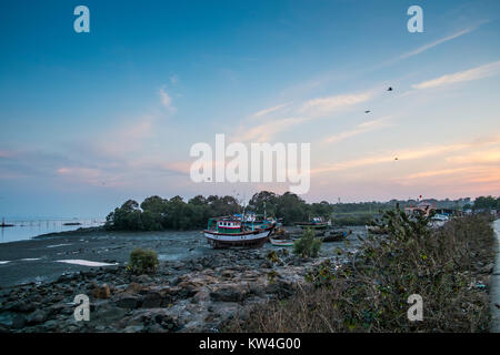 Bateaux de pêche attendent leur prochaine expédition dans les eaux polluées de près de Versova Madh Island Mumbai. Banque D'Images