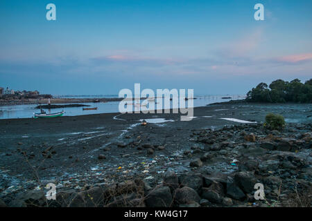 Bateaux de pêche attendent leur prochaine expédition dans les eaux polluées de près de Versova Madh Island Mumbai. Banque D'Images