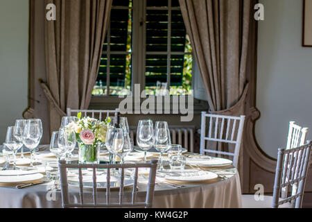 De belles fleurs sur table en jour du mariage Banque D'Images