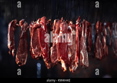 La viande dans un fumoir, la viande sur des crochets Banque D'Images