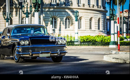 HDR - Américain Buick voiture classique avec toit blanc drived sur la rue principale à La Havane Cuba - cuba Reportage Serie Banque D'Images