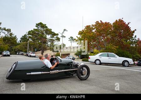 Une baie avant le concours de Pebble Beach d'élégance, une voiture classique de cause, deux hommes en voiture par Carmel-By-The-Sea, Californie dans une vintage hot rod, en Californie, le 20 août 2016. Banque D'Images