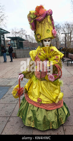 Annecy, France, le 23 février 2013 Environnement : portrait d'une personne déguisée non identifiés dans les rues d'annecy, au cours d'un carnaval vénitien whi Banque D'Images