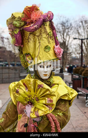 Annecy, France, le 23 février 2013 Environnement : portrait d'une personne déguisée non identifiés dans les rues d'annecy, au cours d'un carnaval vénitien whi Banque D'Images