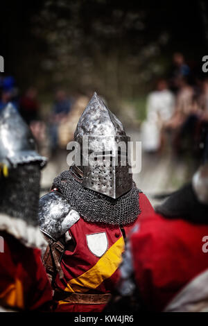 Chevalier sur un tournoi médiéval. Bataille médiévale (reconstitution) République tchèque, Libusin, 25.04.2015 Banque D'Images