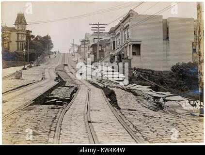 La ligne de tramway de la rue Union, montrant les dommages après le tremblement de terre de San Francisco, Californie, 1906. L'image de courtoisie des Archives nationales. L'image de courtoisie des Archives nationales. Banque D'Images