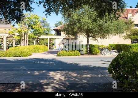 Les bâtiments de style colonial revival espagnol sur le campus de l'Université de Stanford dans la Silicon Valley ville de Palo Alto, Californie, le 25 août 2016. Banque D'Images