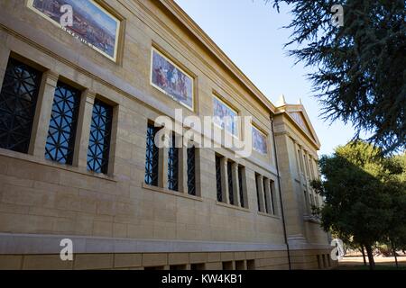 'Sculpture tableaux y compris' et 'Cyprès' à l'entrée du Cantor Arts Center, anciennement le Leland Stanford Junior Museum, sur le campus de l'Université de Stanford dans la Silicon Valley ville de Palo Alto, Californie, le 25 août 2016. Banque D'Images