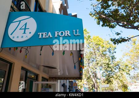 Logo et affiches pour le thé pour U, une bulle boba (Taiwanais) thé café sur l'avenue University, à la Silicon Valley ville de Palo Alto, Californie, le 25 août 2016. Avec plus de 100 000 immigrants asiatiques déménagement à Silicon Valley, chaque année de nombreux magasins et restaurants se sont formés pour répondre aux goûts régionaux. Banque D'Images