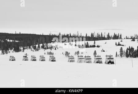 Bombardier Xanterra snowcoaches à Swan Lake Studios, le Parc National de Yellowstone, Wyoming, 2016. Image courtoisie Jim Peaco/Parc National de Yellowstone. Banque D'Images