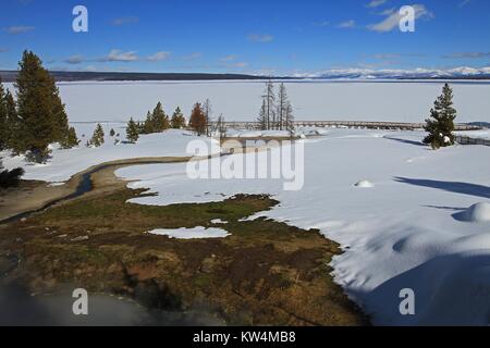 Le Lac Yellowstone vu de Bluebell extérieure à West Thumb Geyser Basin, Parc National de Yellowstone, Wyoming, Février, 2014. Image courtoisie Jim Peaco/Parc National de Yellowstone. Banque D'Images