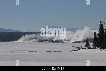 Vue de West Thumb Geyser Basin comme vu à travers le Lac Yellowstone, le Parc National de Yellowstone, Wyoming, 2014. Image courtoisie Jim Peaco/Parc National de Yellowstone. Banque D'Images