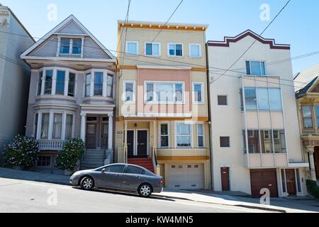 Trois maisons victoriennes dans une rangée sur une colline raide sur Fillmore Street dans le quartier de Cow Hollow de San Francisco, Californie, le 28 août 2016. Banque D'Images