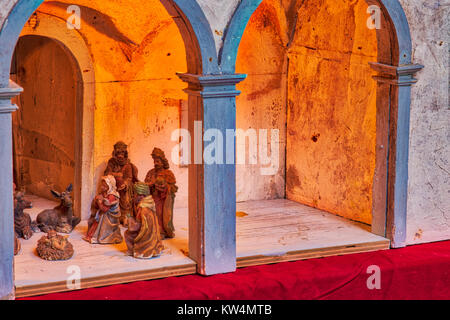 Crèche de Noël avec le saint enfant, la Sainte Vierge Marie, Saint Joseph, les Trois Hommes Sages et boeuf et âne Banque D'Images