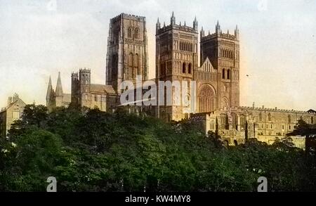 Vue colorisée de la cathédrale normande de Saint Cuthbert, la cathédrale abrite le tombeau du saint et de Bède le Vénérable, moine et au début de l'historien qui est mort en 735, Durham, Angleterre, 1943. Banque D'Images