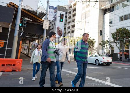 Une famille traverse une rue à un passage pour piétons, San Francisco, Californie, le 4 septembre 2016. Banque D'Images