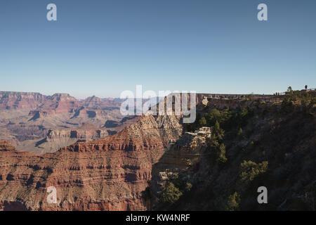 ARIZONA, USA - circa 2017, novembre : Visite touristique South Rim du Grand Canyon en journée d'automne ensoleillée, grand angle Banque D'Images