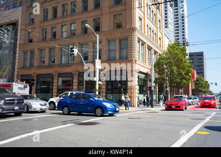 Les voitures et les piétons attendent à l'intersection de deux rues, San Francisco, Californie, le 4 septembre 2016. Banque D'Images