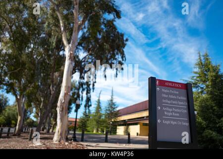 Un signe fournit des informations quant à l'emplacement de plusieurs bâtiments sur le campus de l'Université de Stanford, Stanford, Californie, le 3 septembre 2016. Banque D'Images
