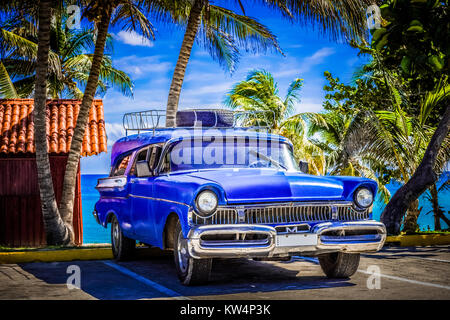 Mercure Classic Bleu américain voiture stationnée sur la plage de Varadero Cuba Cuba - Reportage Banque D'Images